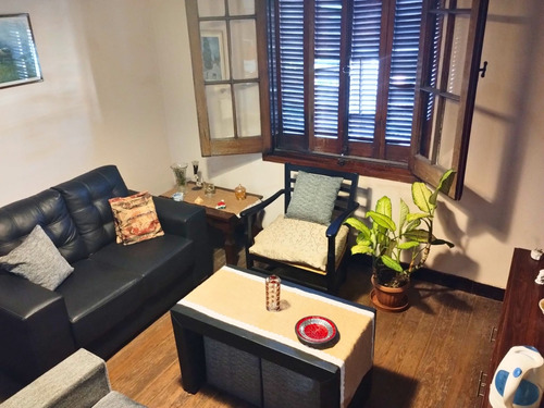 Venta De Amplio Apartamento En Tres Cruces, 4 Dormitorios,buen Balcón Acceso A Azotea Despejada Con Gran Potenciale