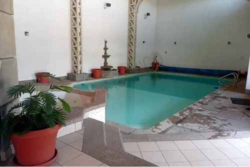 Casa De Una Planta, En Esquina, Con Salón De Eventos Y Alberca Climatizada