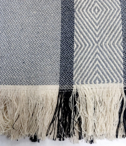 Imagen 4 de 5 de Poncho Artesanal Rombos Gris