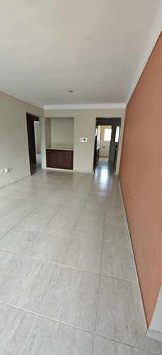 Gazcue, Alquilo Apartamento De 2 Habitaciones Sin Amoblar
