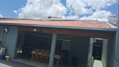 Casa 03 Quartos Sendo Um Suíte, 01 Banheiro Social
