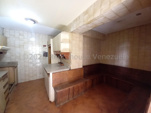 Amplio Y Comodo Apartamento Para Diseñar A Su Estilo Con Detalles Mediterraneos En Piedra Y Madera, Con Excelente Ubicacion Zona Norte De La Gran Valencia, Piso Medio, Edificio Conservado
