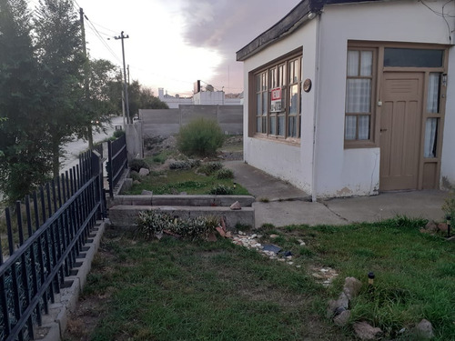 Imagen 12 de 15 de Casa Centrica Con Galpon En Terreno Amplio
