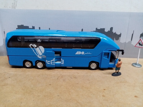 Autobus A Escala Neoplan Con Luz Linea Ado Platino Azul 