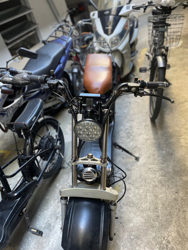 Uma Scooter Preta Que Chega A 68km Semi Nova Com Documento