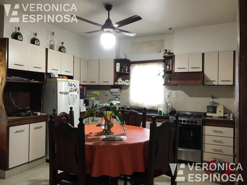 Casa De Tres Ambientes En Venta, Isidro Casanova. Sobre Lote De 11 X 20 En Excelente Estado!