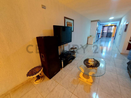 En Venta Amplio Townhouse En Res Puerto Morro Av. Américo Vespucio