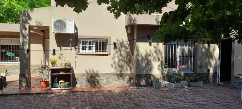 Casa En Venta Barrio La Hosteria Lujan. Pileta, Quincho Cerrado, Parrilla, Orno De Barro, Asador Y Un Hermoso Jardín.