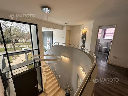Casa En Venta En Barrio Privado Septiembre