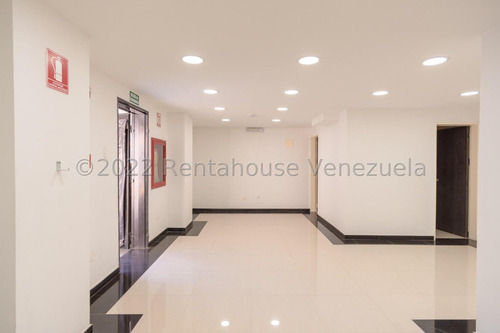 Edificio Para Usos Múltiples En Las Mercedes!!! 23-30721