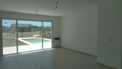 Casa Con Pileta De Construccion Tradicional - San Ramon Pilar Del Este