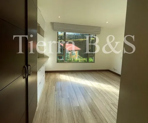 Lujosa Residencia: Confort Y Elegancia Por $13.900.000 Incluida Administración, San Simón
