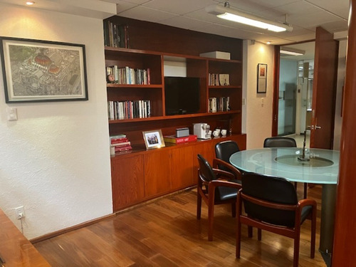 Edificio De Oficinas De Tres Niveles, Con Excelente Ubicación