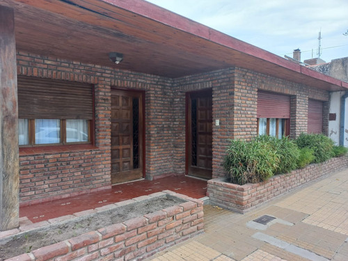 Casa Céntrica Con 3 Habitaciones En Venta, General Las Heras