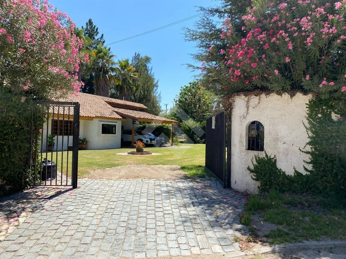 Imagen 1 de 29 de Casa En Venta De 4d,4b Piscina, Quincho En Calera De Tango