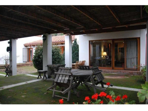Excelente Casa De Construcción Sólida Estilo Chilena Pirque