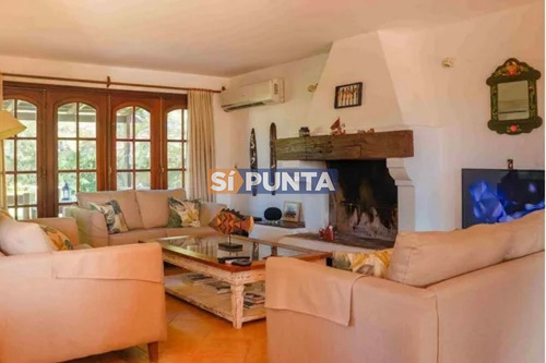 Imagen 2 de 18 de Venta De Casa De 4 Dormitorios En Barrio Super Tranquilo
