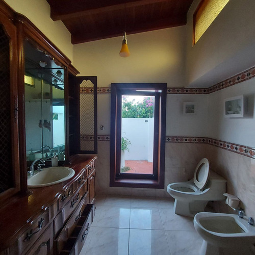 Imagen 22 de 30 de Venta De Casa En Prados Del Este 8h/ 9b/ 5p