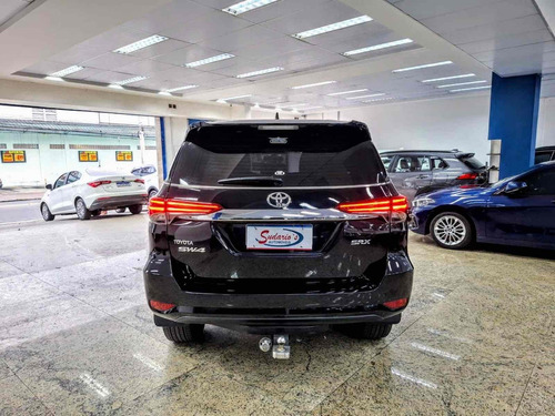 Toyota Hilux SW4 2.8 SRX 4X4 7 LUGARES 16V TURBO INTERCOOLER DIESEL 4P AUTOMÁTICO
