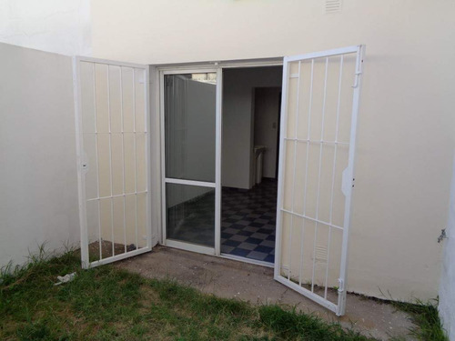 Barrio Alta Córdoba - Casa De 2 Dormitorios, Amplia Y Luminosa Con Cochera Cubierta, Cocina Comedor, 2 Baños Y Patio Con Césped