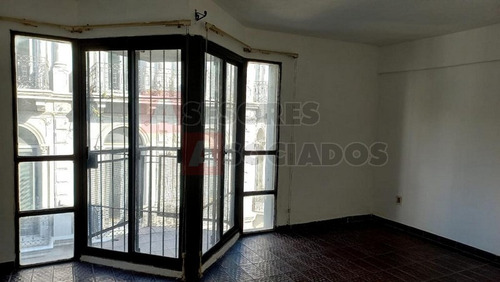 Apartamento En Venta De Cuatro Dormitorios En Ciudad Vieja