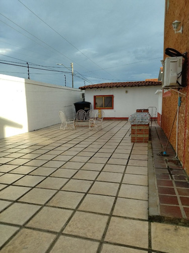 Se Vende Espectacular Casa Semi Amoblada En Urbanización Privilegiada De La Vía Hp De Anaco. (a.p)