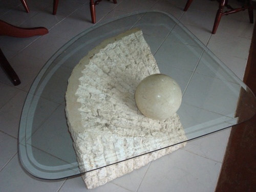 Mesa De Sala Triangular De Piedra Teselada Mactan Y Cristal.