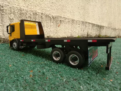 Caminhão de brinquedo Iveco Tector arqueado, tudo bem simples. 