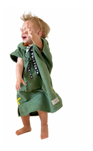 Imagen 4 de 4 de Poncho Toalla 4 A 6 Años Verde Musgo C/ Mostaza