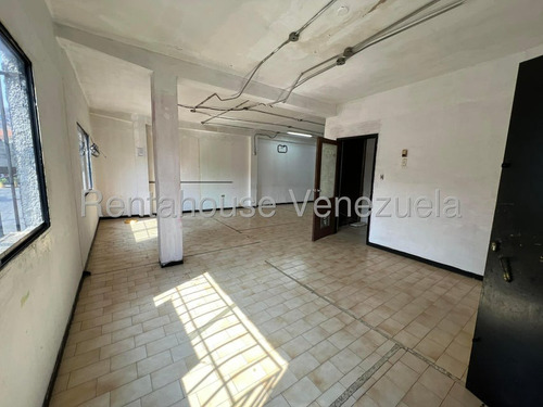 Edificio Industrial En Alquiler En Catia Con Montacarga Y Electricidad 440 Ideal Para Fabricas Depositos Distribuidores Con Showroom Exhibicion Galpon Oficinas Deposito Importadores 25-10144