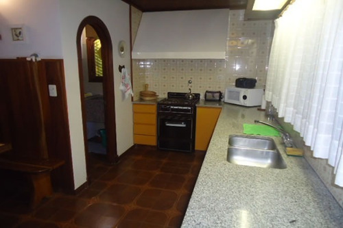 Imagen 11 de 30 de Excelente Chalet De 6 Ambientes Con Piscina Y Casa De Servicio Ideal Vivienda Permanente Muy Luminoso