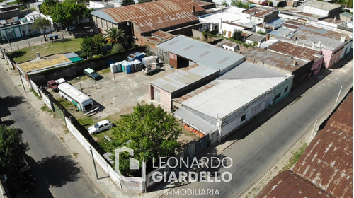 Carmelo   Importante Esquina Con Instalaciones A Mts. Del Puerto