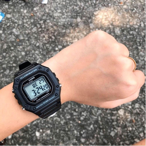 Reloj de pulsera Casio Youth W-218H de cuerpo color negro, digital, para hombre, fondo gris, con correa de resina color naranja, dial negro, minutero/segundero negro, bisel color negro, luz ámbar y hebilla simple