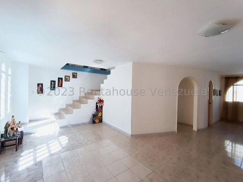 Jip  Mls # 24-12407. Venta De Hermosa Casa De Dos Niveles En Urb. San Omero Ii. Excelente Ubicación Cercana A Centro Comercial, Urbanizaciones, Acceso A Las Principales Vías,  Y A La Arc. La Victoria