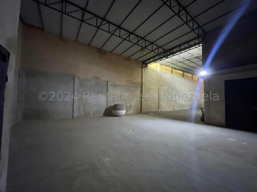 Excelente Galpón En Venta En Avenida Constitución Maracay Con Una Altura Ideal Para Fábricas O Depósitos, Este Espacio Cuenta Además Con Áreas De Oficinas Y Baños Nela 24-23444