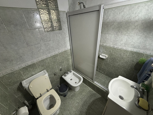 Casa 2 Dormitorios, Amplio Jardín Con Galpón Y Dpto Al Fondo
