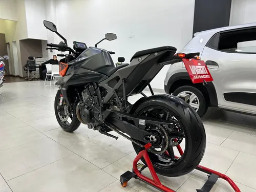 Duke 990