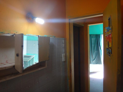 Casa De 2 Dormitorios En Zona Industrial, Cocina Comedor, Baño, Lavadero Patio De 240 M2 Con Galpón Parabólico De 100 M2 (ideal Taller /depósito). Terreno De 10 X 38 Orientado Al Norte.