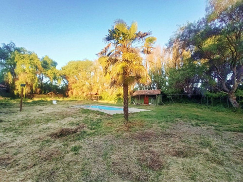 Casa De Campo Con Terreno En Venta - Potencial Comercial - D