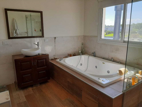 Casa En Venta A La Laguna En El Cantón, Escobar, G.b.a. Zona Norte