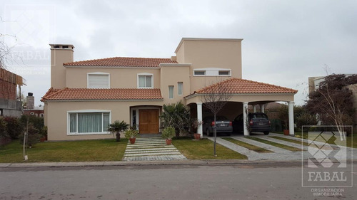 Casa Venta Comahue Golf Club Neuquén, 3 Dormitorios, 3 Baños, Escritorio Y Jardín