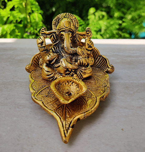 Care: Lord Ganesha Diya Figura Decorativa Para Mandir