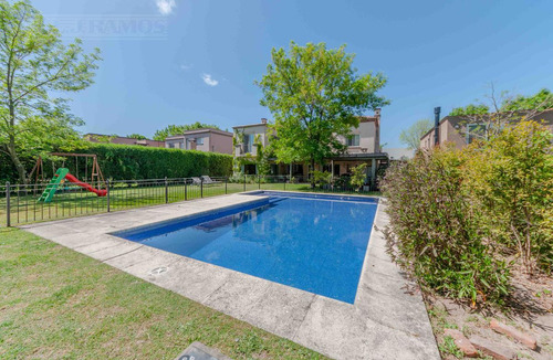 Casa Con 3 Dormitorios, Escritorio Y Playroom En Venta En Santa Barbara
