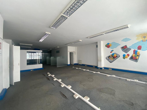 Edificio Comercial En Ciudad Vieja.