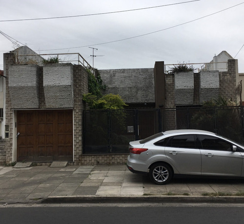 Casa De 3 Ambientes Con Garage - Lomas Del Mirador
