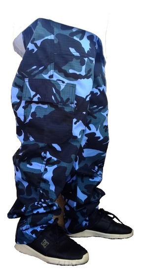 calça larga camuflada