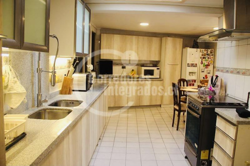 Casa En Venta De 5 Dorm. En Las Condes