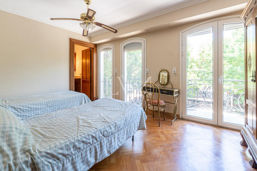 Venta Casa De 8 Ambientes Con Pileta , Jardín Y Parrilla - San Isidro