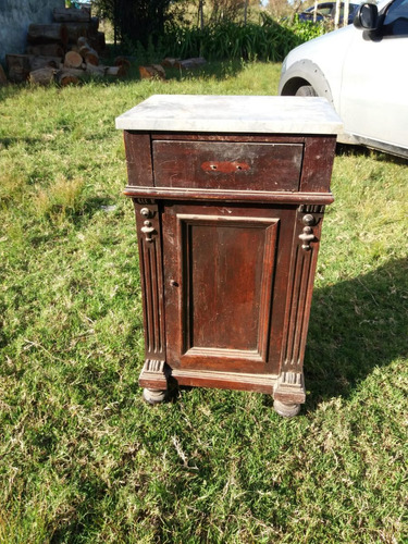 Mesa De Luz Tapa Marmol 2 Sillas + 100 Años Ropero De Regalo