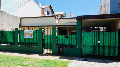 Venta: Casa 3 Ambientes Con Patio, Berazategui